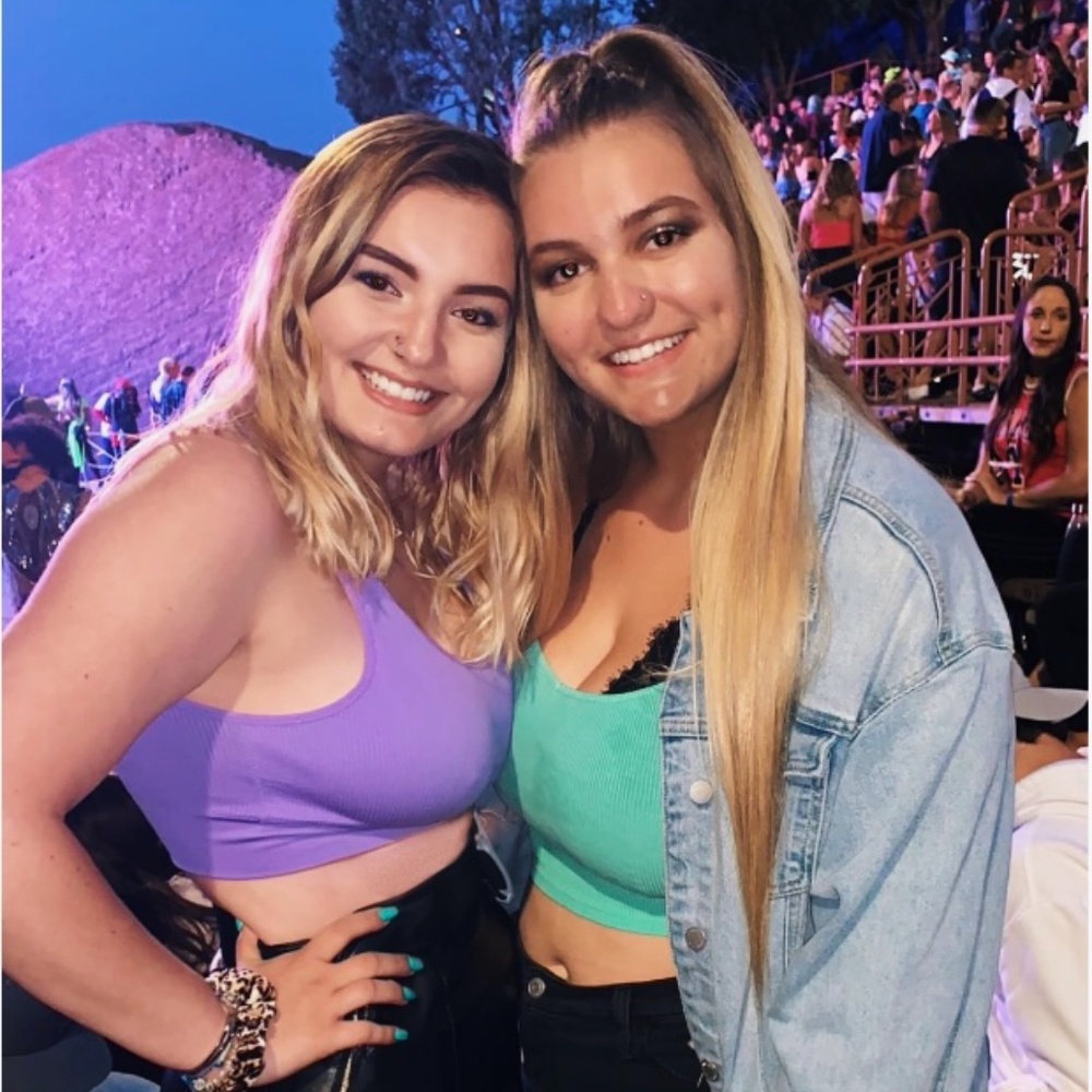 Meet your Poshers, Rebecca & Abby